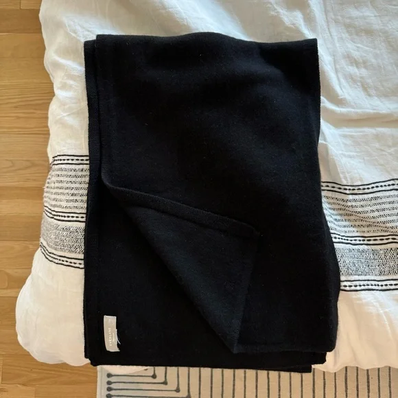 Everlane Cashmere Scarf - Black - Picture 3 of 5